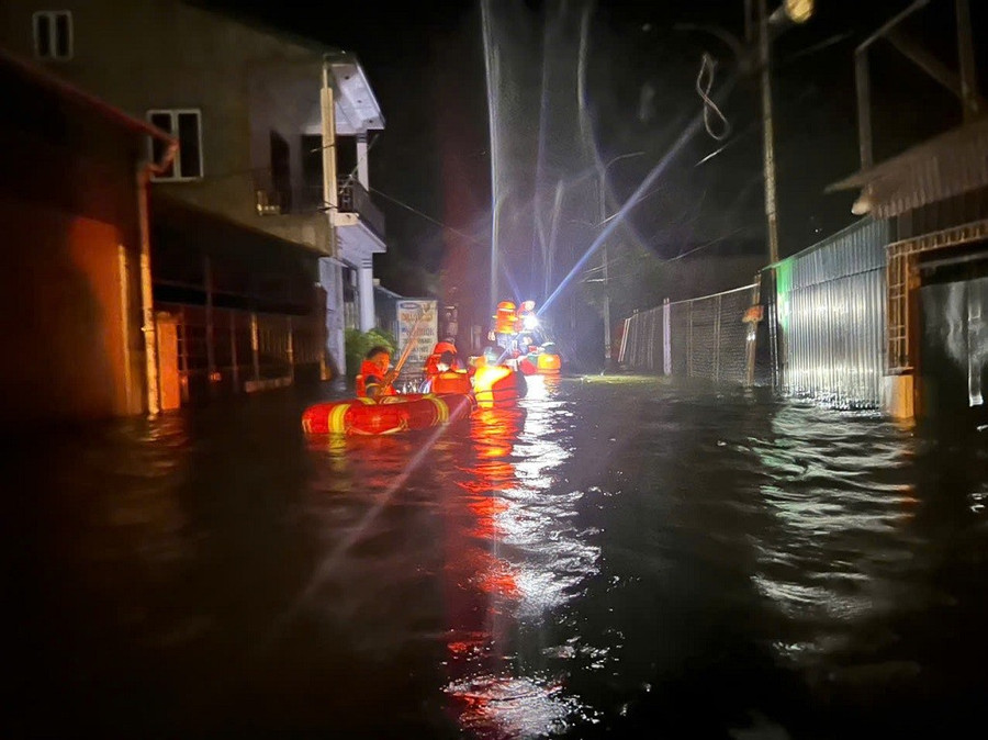 Lực lượng Cảnh sát phòng cháy, chữa cháy và cứu nạn, cứu hộ Công an Nghệ An triển khai phương án cứu hộ người dân bị gặp nạn trong tối 25/8. images2035305-gen-h-3.jpg