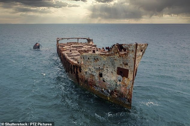 Tam giác quỷ Bermuda là nơi có một số vụ đắm tàu nổi tiếng nhất thế giới, chẳng hạn như vụ đắm tàu SS Sapona (trong ảnh), nhưng một nhà khoa học hiện tuyên bố đã giải quyết được bí ẩn về khu vực chết chóc này.