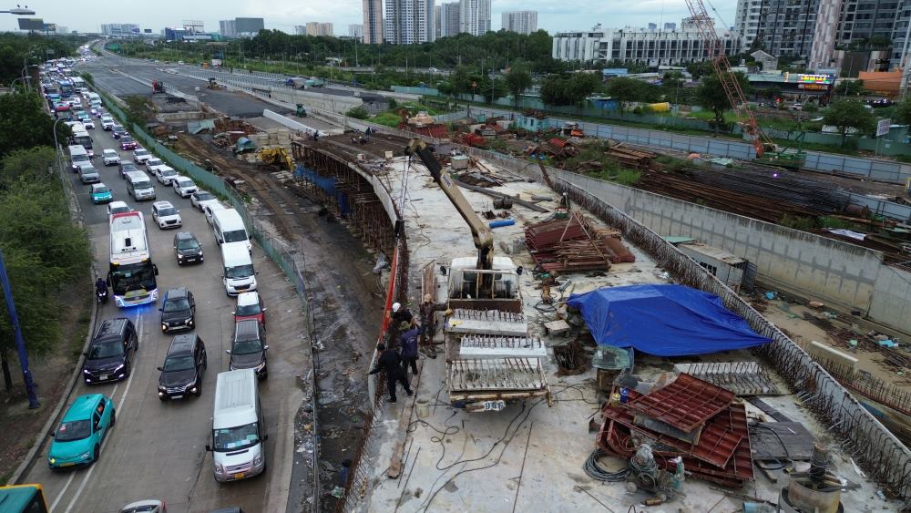 Dòng ôtô ken đặc, nối dài hàng cây số từ cao tốc xuống nút giao An Phú. Ảnh: Anh Tú