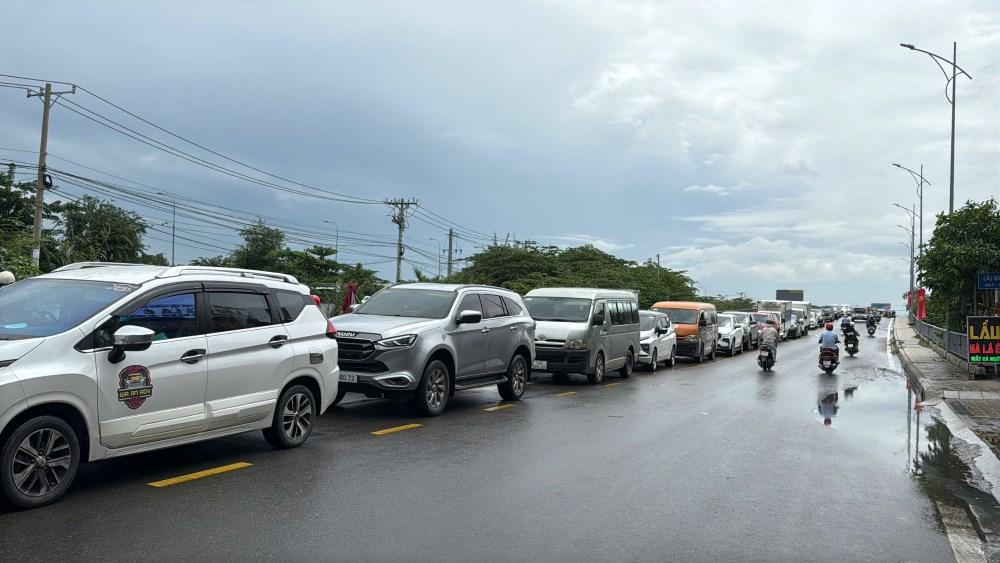 Dòng xe nối dài cả ở tuyến đường song hành cao tốc về nút giao an phú vào khung giờ cao điểm. Ảnh: Anh Tú