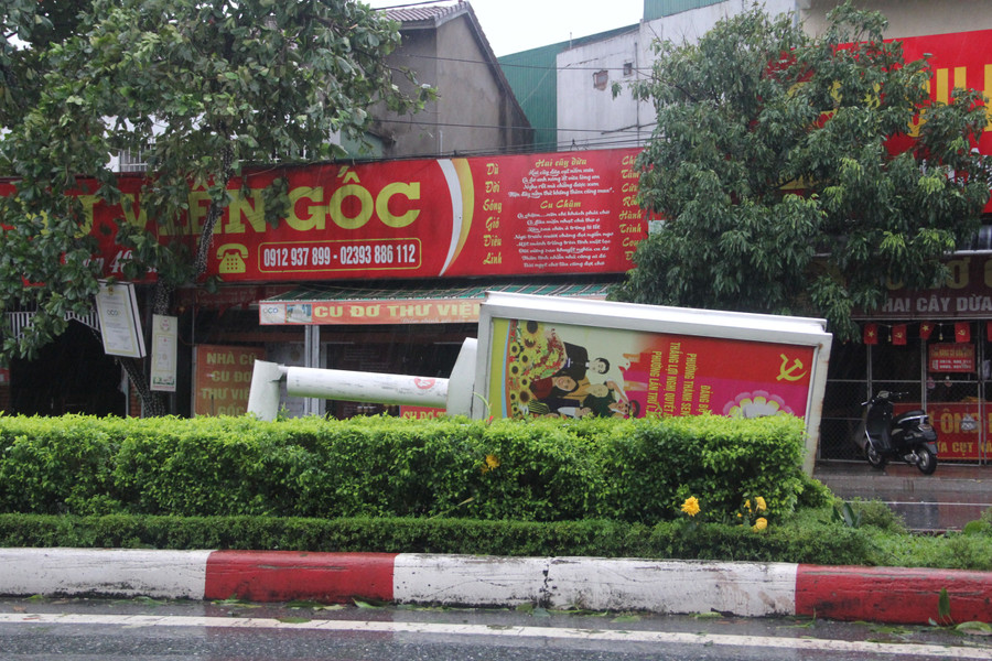 Biển quảng cáo gãy đổ. 3.jpg