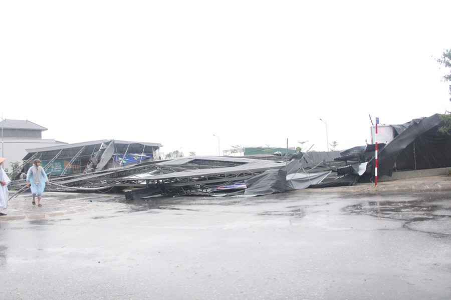 Một công trình làm bằng khung thép lợp tôn của người dân bị đổ sập hoàn toàn. 9.jpg