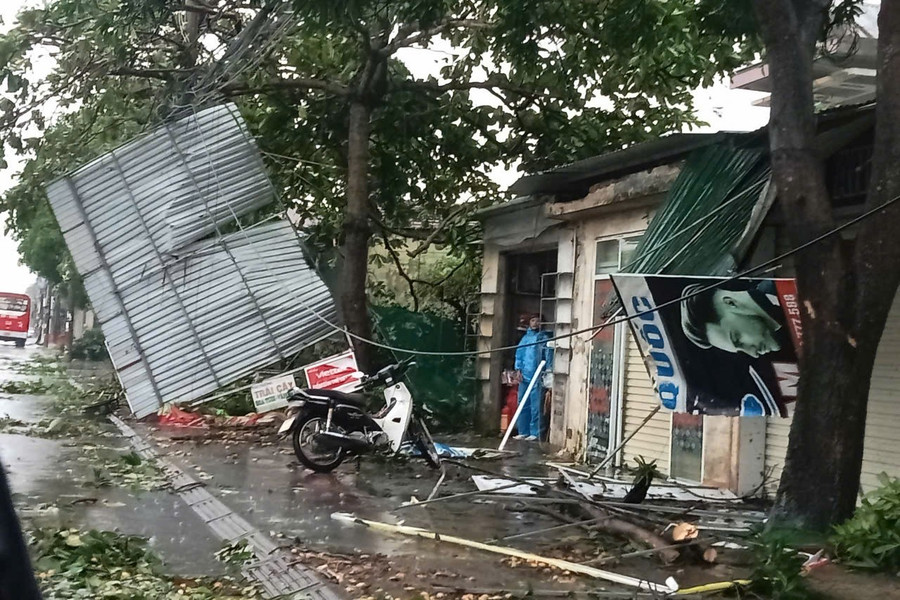 Biển hiệu, mái che bị gió bão quật ngã, ngổn ngang ở phường Thành Sen.