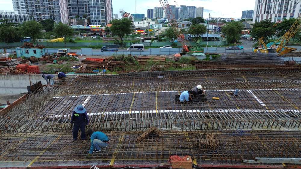 Công nhân hàn thép tại gói thầu cầu N2 nối cao tốc với đường Mai Chí Thọ. Ảnh: Anh Tú