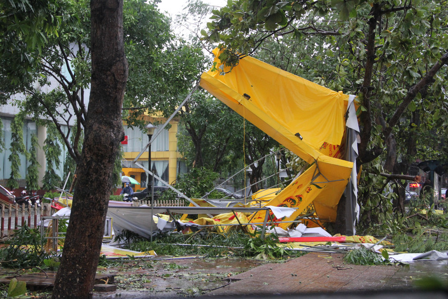 Các tuyến phố trung tâm ngổn ngang sau cơn bão quét qua. 11.jpg