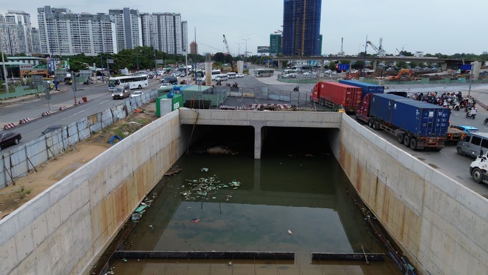 Hạng mục hầm chui HC1- 02 ngập nước sau những cơn mưa. Ảnh: Anh Tú