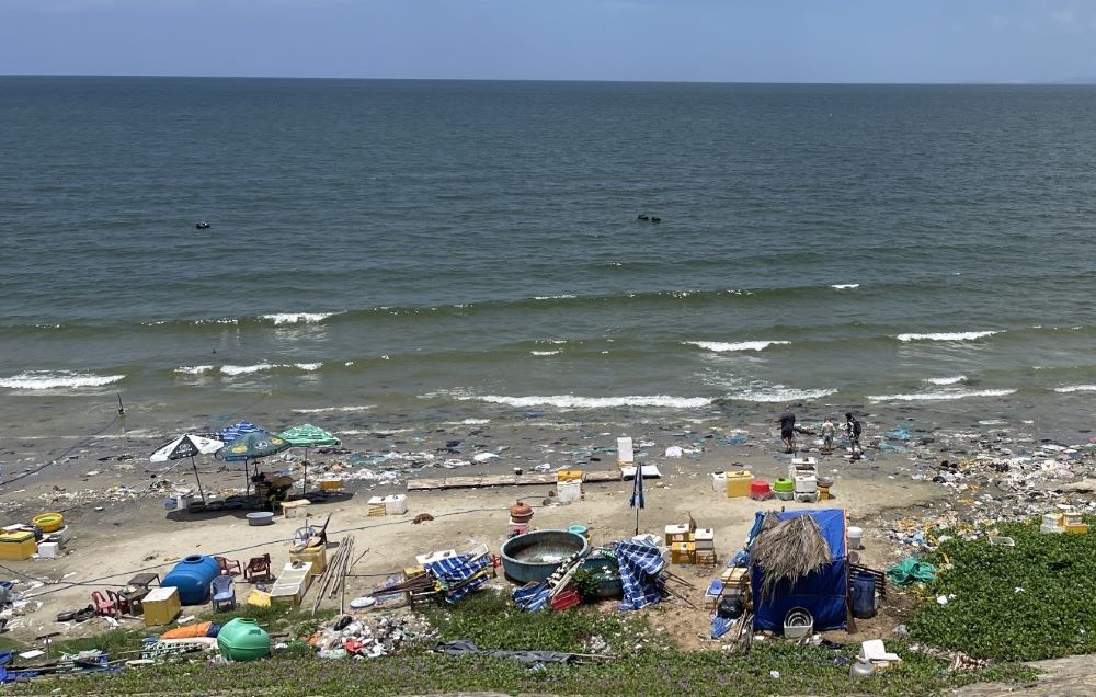 Các lều quán trái phép, rác thải nhếch nhác tại bờ biển làng chài Mũi Né. Ảnh: Duy Tuấn