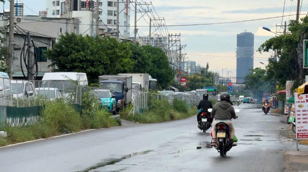 Gói XL12 (nhánh cầu vượt kết nối đường Lương Định Của) chỉ mới có một số trụ cầu, hiện còn vướng mặt bằng. Khu vực này thường xuyên ùn ứ kéo dài. Ảnh: Anh Tú