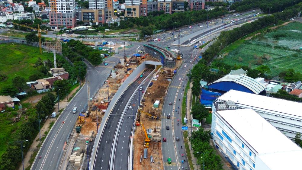 Trước đó hạng mục đầu tiên được hoàn thành tại dự án nút giao thông An Phú là hầm chui HC1-01, đã thông xe vào ngày 30.6.2025. Tuy nhiên tình trạng giảm ùn ứ kẹt xe vẫn không mấy khả quan. Ảnh: Anh Tú