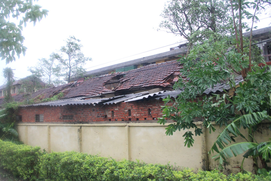 Một dãy nhà ở khu nội trú Trường Đại học Hà Tĩnh bị hư hỏng nặng. 5.jpg