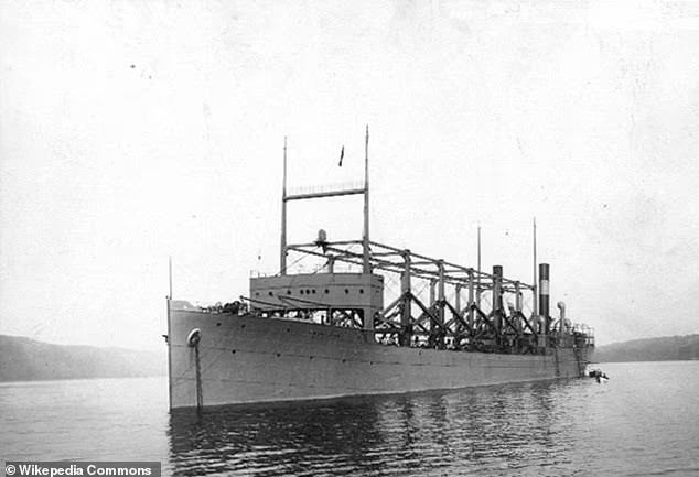 Tiến sĩ Simon Boxall, một nhà hải dương học từ Đại học Southampton, cho biết sự mất tích của những con tàu như USS Cyclops có thể là do sóng quái vật. Trong ảnh, USS Cyclops song-quai-vat-co-the-la-hung-thu-that-su-o-tam-giac-quy-bermuda-3.jpg