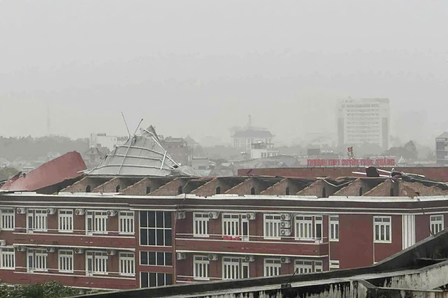 Mái tôn Trường THPT Huỳnh Thúc Kháng (Nghệ An) bị bão thổi bay.