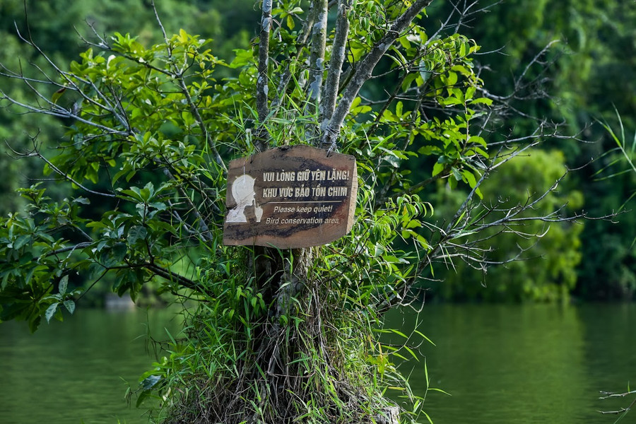 Biển báo tại khu vực bảo tồn chim nhắc nhở du khách tôn trọng thiên nhiên và bảo vệ môi trường sống cho các loài chim quý. thung-nham-noi-bao-ton-nhieu-loai-chim-quy-7.jpg
