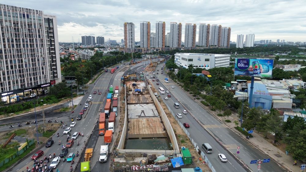 Hầm chui, cầu vượt, tháp biểu tượng,... những hạng mục trọng điểm của dự án nút giao An Phú vẫn dở dang. Ảnh: Anh Tú