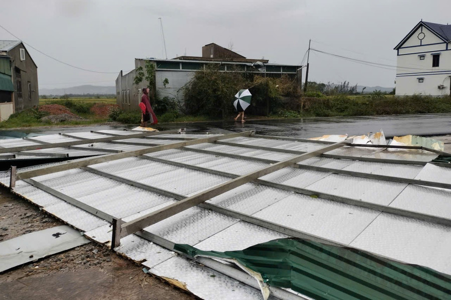 Mái tôn, mái che bay ra nằm giữa đường. 14.jpg