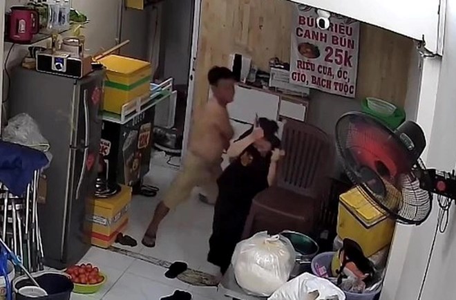 Công an điều tra vụ người đàn ông hành hung nữ tiểu thương ở TPHCM