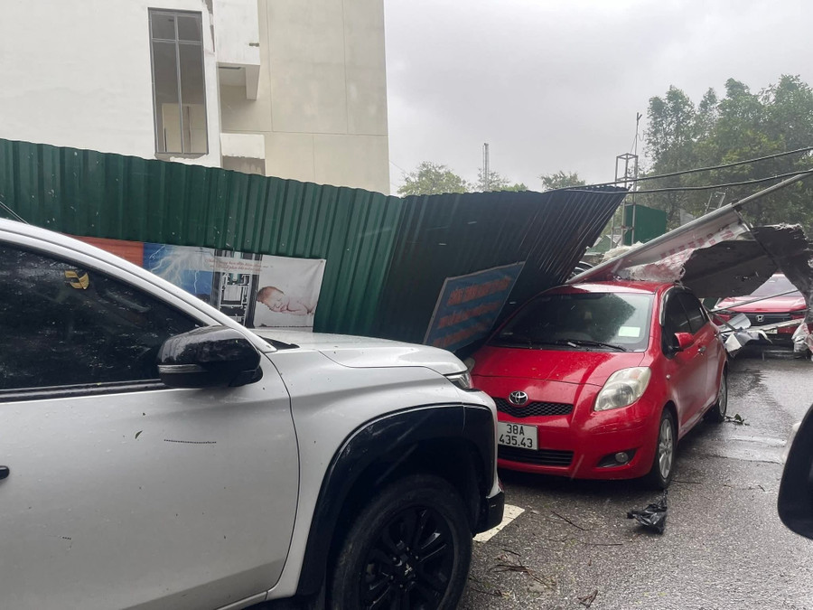 Tối 25/8, bão Kajiki đổ bộ vào Nghệ An mang theo mưa lớn, kèm gió giật mạnh cấp 13-14. Gió mạnh quật ngã nhiều cây xanh, mái tôn của các cơ quan, công sở, nhà dân. fb-img-1756125060453.jpg