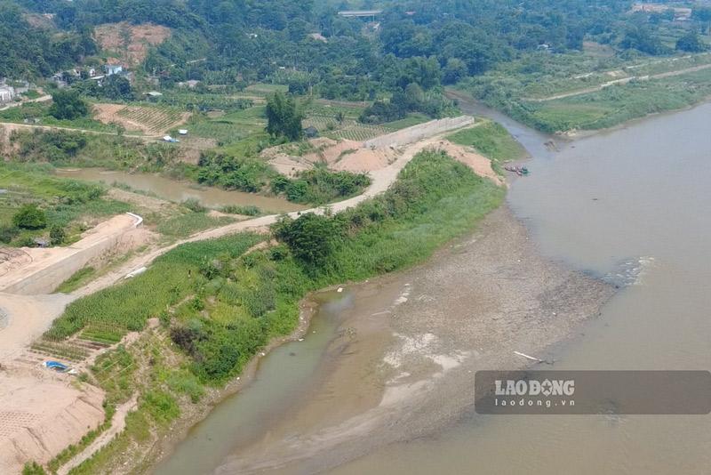 Dự án được triển khai nhằm hạn chế sạt lở bờ sông Hồng qua địa bàn Lào Cai. Ảnh: Đinh Đại