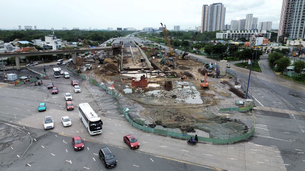 Càng gần mốc về đích, áp lực tiến độ càng đè nặng, trong khi thực tế thi công vẫn ì ạch. Ảnh: Anh Tú