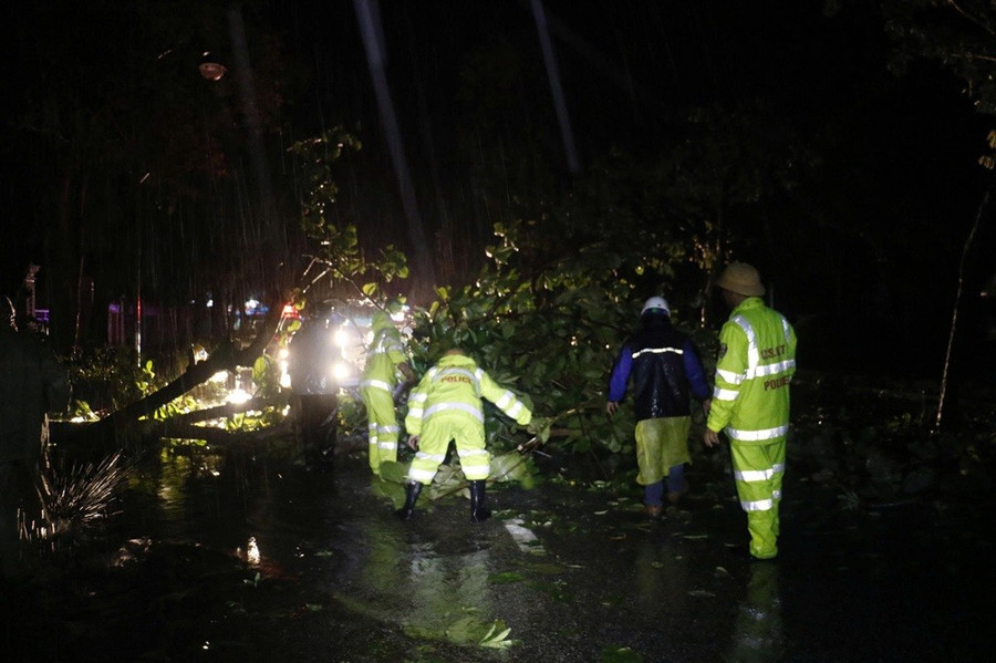 Ngay trong đêm, Tổ công tác Đội CSGT đường bộ số 4, thuộc Phòng CSGT phối hợp với các đơn vị chức năng nhanh chóng giải tỏa hiện trường, phân luồng giao thông, giúp người dân đi lại an toàn. images2035308-2.jpg