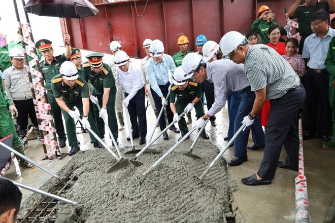 Chính thức hợp long cầu Phong Châu trên sông Hồng
