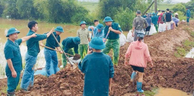 Xóm Đồi Ó, xã Tích Giang ngập trong “biển nước“. Ảnh: Phương Huế