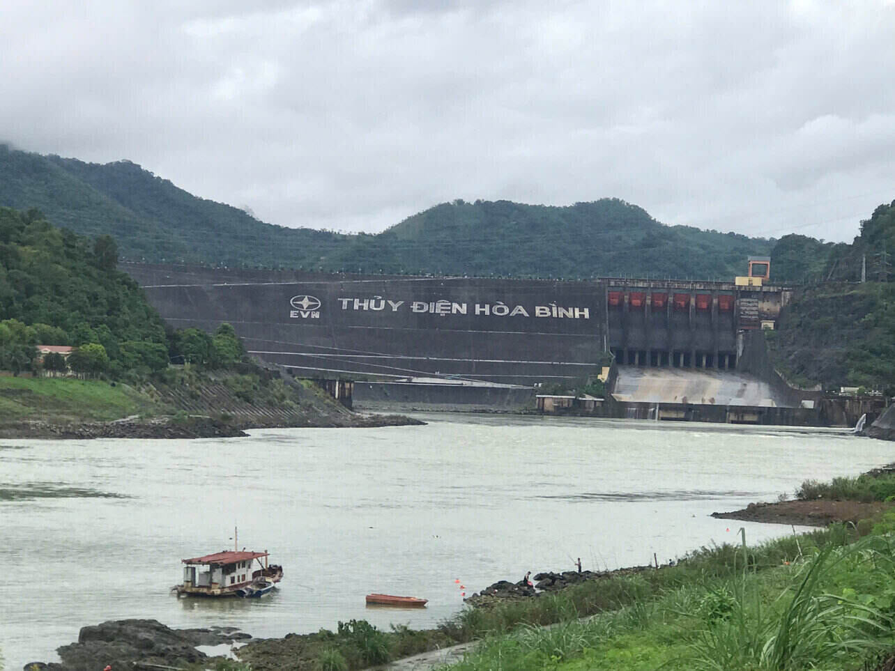 Tính đến 8h00 ngày 27.8, Thủy điện Hòa Bình vẫn duy trì đóng hết các cửa xả đáy để đảm bảo an toàn cho vùng hạ du. Ảnh: Yên San