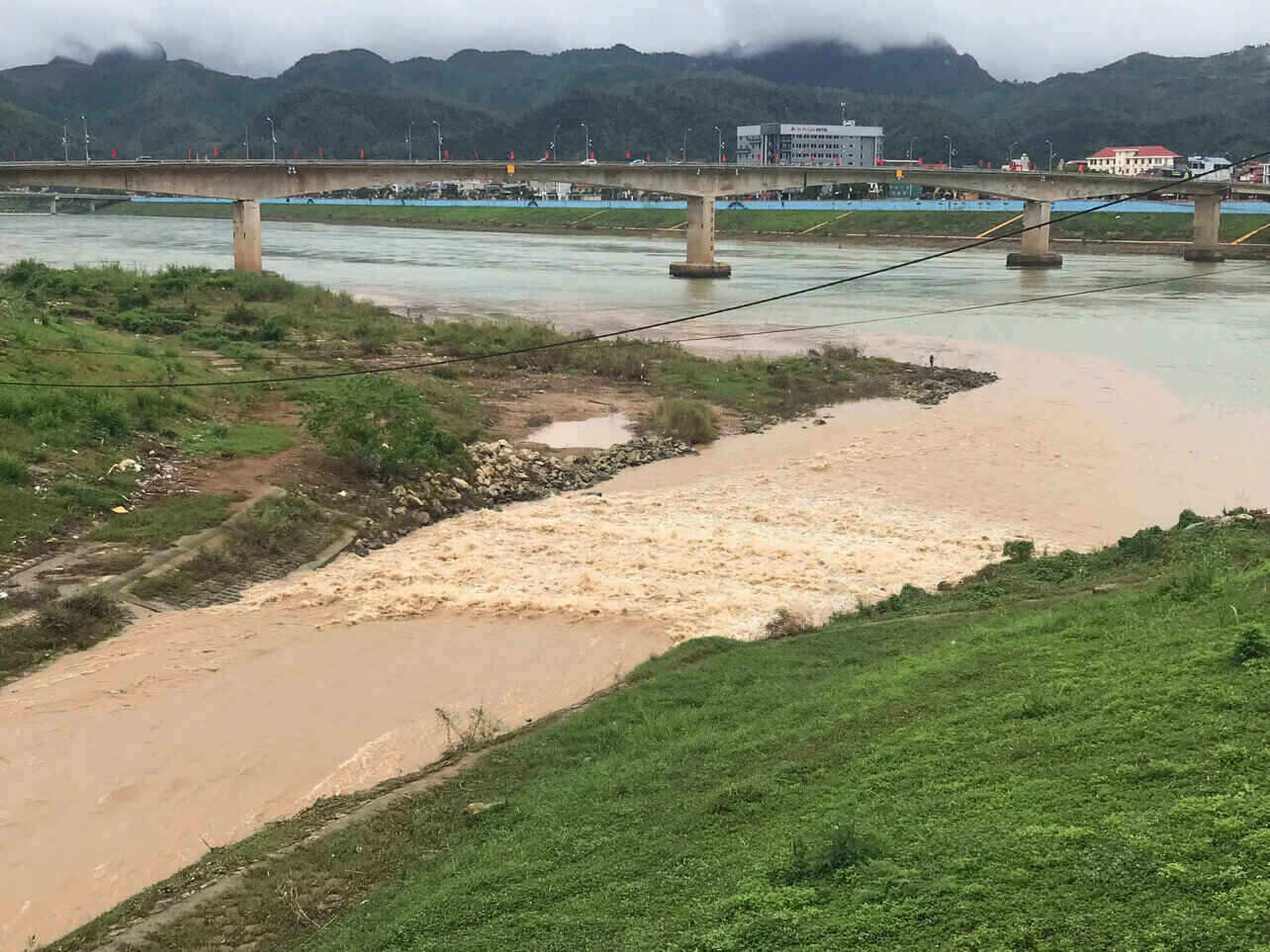 Ban Chỉ huy Phòng thủ dân sự, Phòng chống thiên tai và Tìm kiếm cứu nạn tỉnh Phú Thọ khuyến cáo người dân không qua ngầm tràn, tránh khu vực nước xiết và đề phòng sạt lở vùng núi dốc, ven sông suối. Ảnh: Yên San