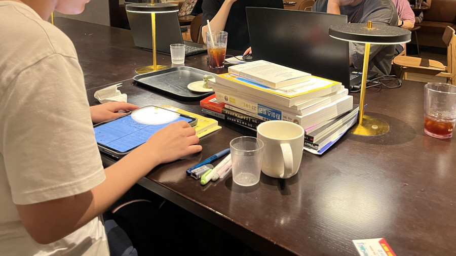 Sinh viên chiếm diện tích quán cà phê gấp nhiều lần khách thường.