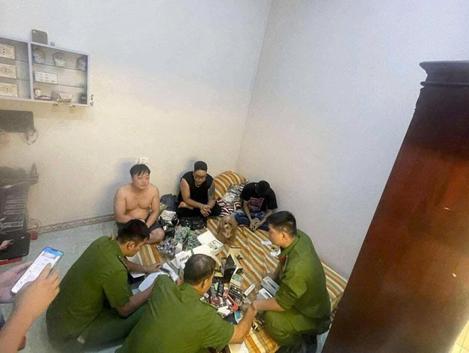 Khởi tố hai đối tượng buôn bán thuốc lá điện tử ở Phú Thọ