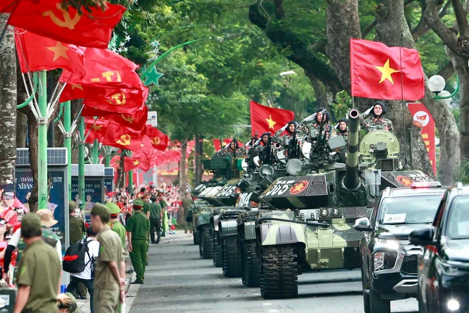 Tập luyện diễu binh diễu hành trên các tuyến phố trung tâm Hà Nội chuẩn bị cho sự kiện A80. Ảnh: Hải Nguyễn
