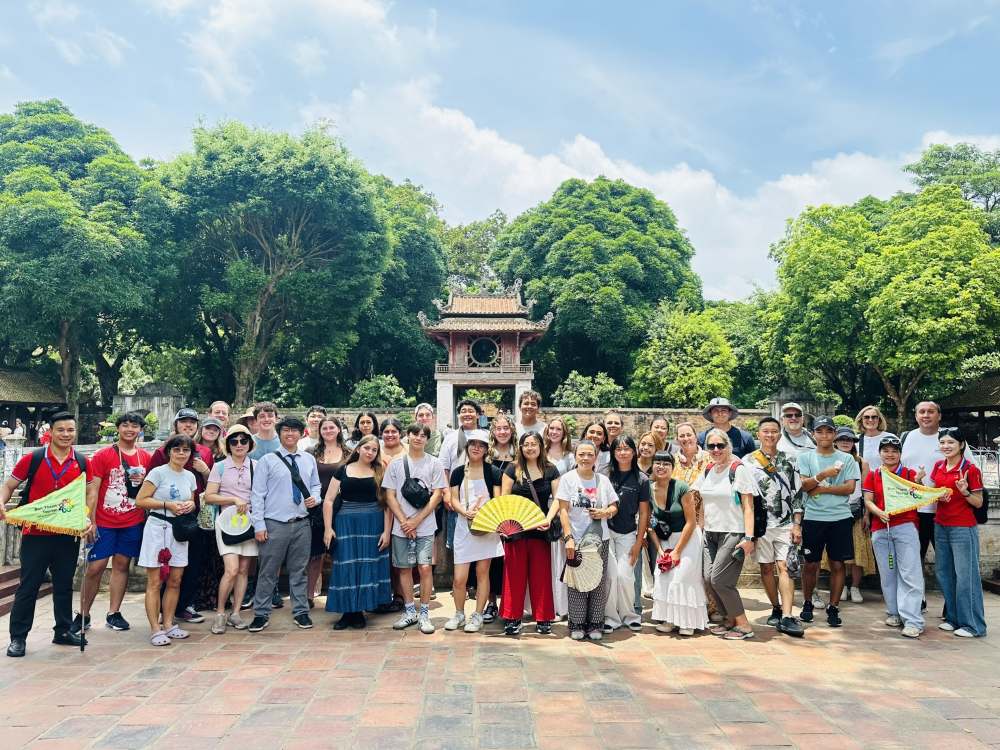 Khách quốc tế đến Hà Nội. Ảnh: Lan Phương