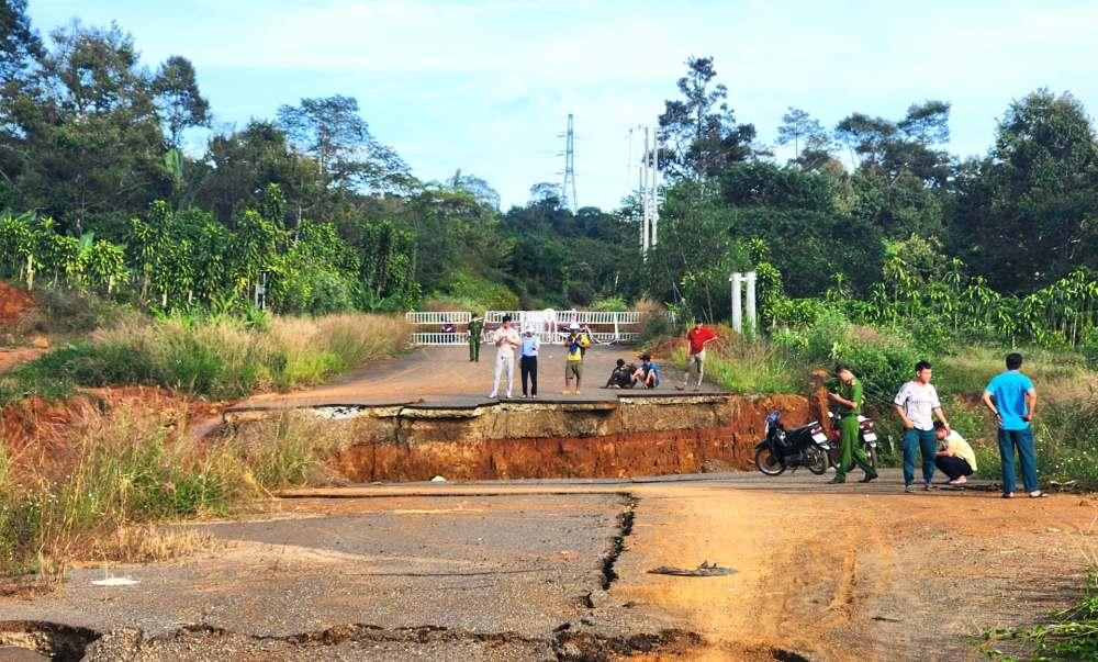 Nhiều đoạn đường ở khu vực này bị sụt lún, đứt gãy nghiêm trọng, tiềm ẩn nguy cơ tai nạn giao thông. Ảnh: Lam Hồng