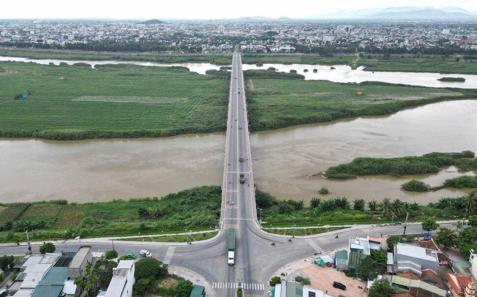 Toàn cảnh cầu Thạch Bích bắc qua sông Trà Khúc. Ảnh: Viên Nguyễn