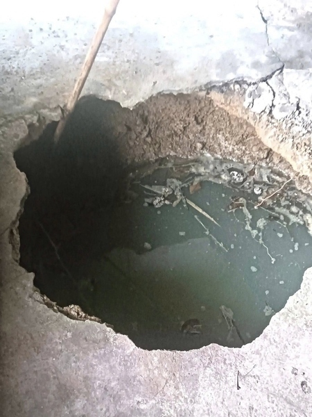 Hố sụt lún tại nhà dân. Ảnh: Lê Phương