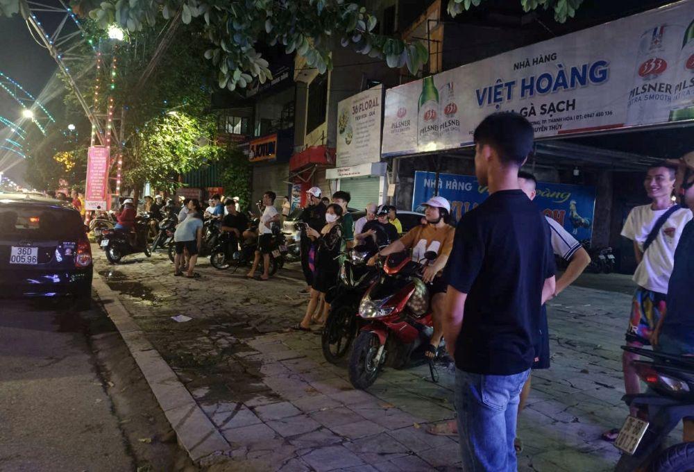Rất đông người dân hiếu kỳ đứng xem trước trụ sở