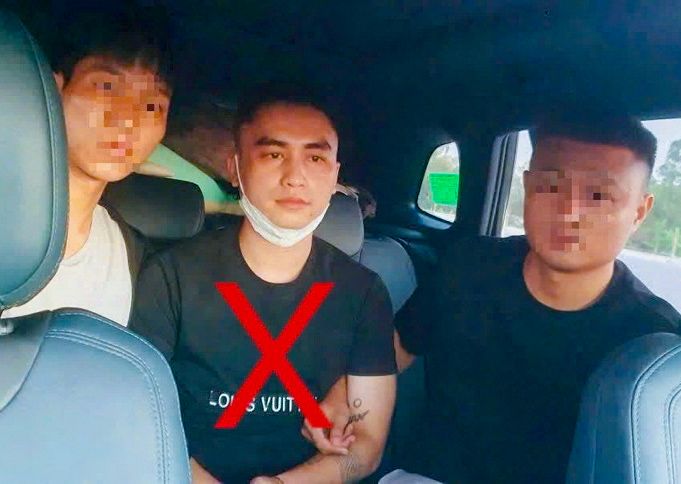 Lực lượng Công an bắt giữ, dẫn giải đối tượng truy nã Lương Ngọc Thảo. Ảnh: Phan Tuyết
