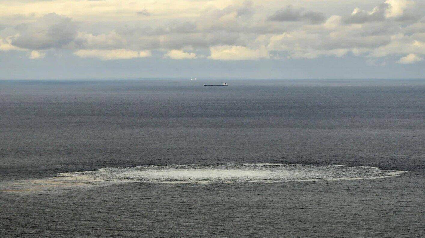 Khí đốt rò rỉ ở đường ống dẫn khí Nord Stream. Ảnh: Danish Defense