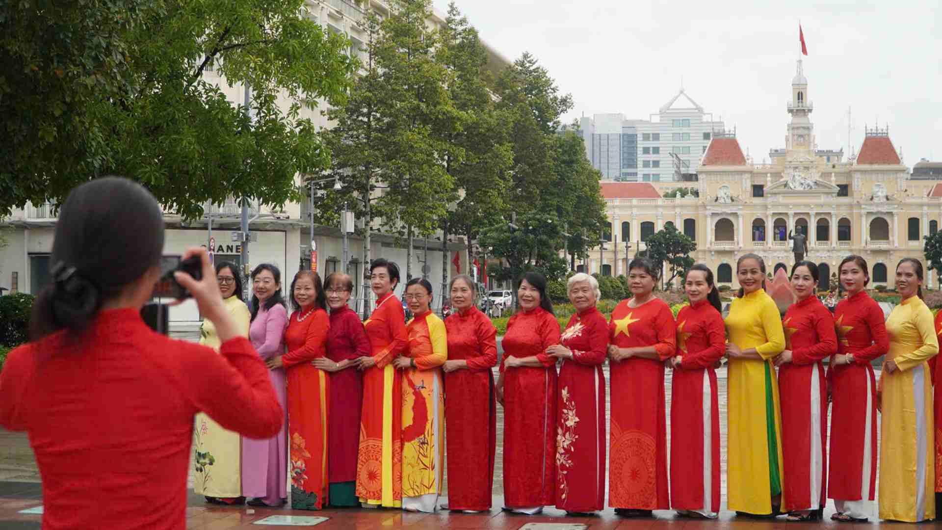 Khu vực trước UBND TPHCM đông đúc người dân chụp ảnh. Ảnh: Chân Ánh