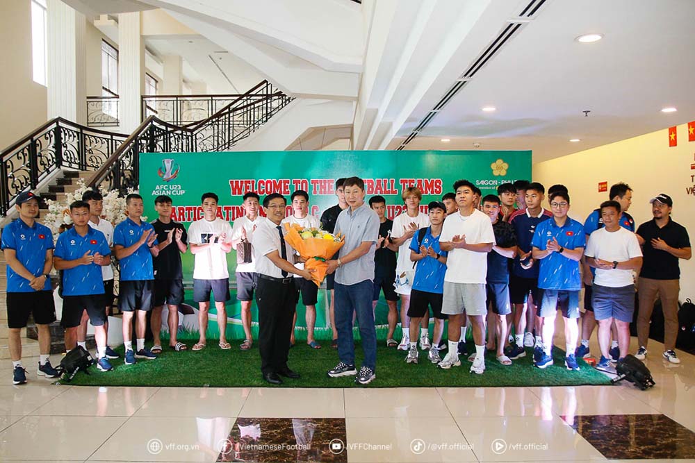Các cầu thủ được chào đón ở nơi đóng quân. Ảnh: VFF