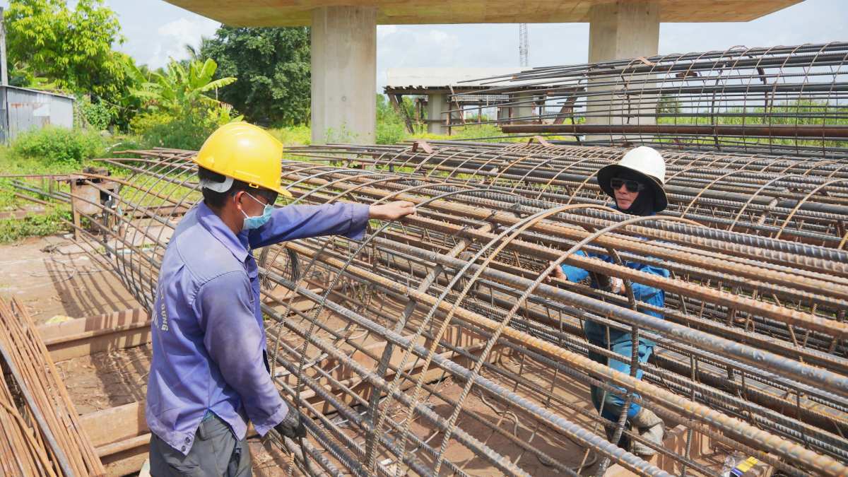Công nhân thi công cao tốc Châu Đốc - Cần Thơ - Sóc Trăng đoạn qua TP Cần Thơ. Ảnh: Tạ Quang