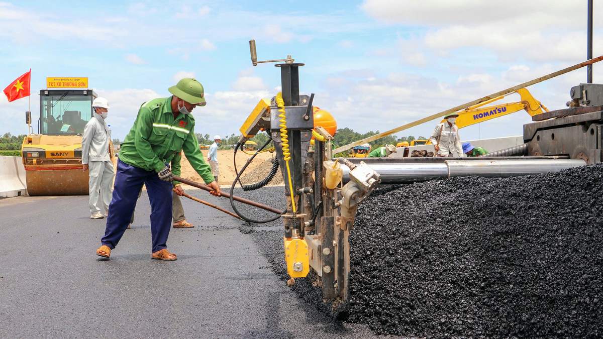Thiết bị máy móc và nhân công thi công trên công trường cao tốc Cần Thơ - Cà Mau. Ảnh: Tạ Quang