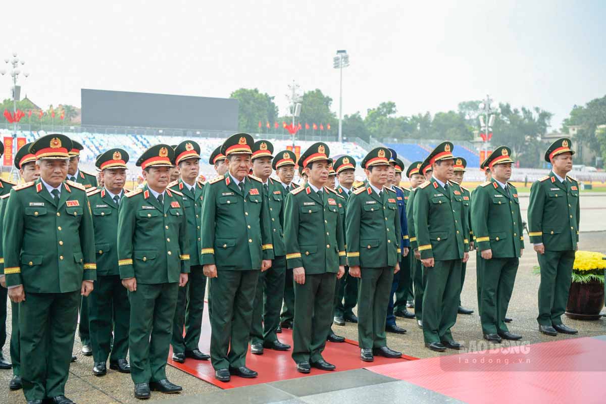 Đoàn đại biểu Quân ủy Trung ương, Bộ Quốc phòng tưởng nhớ Chủ tịch Hồ Chí Minh. Ảnh: Hải Nguyễn
