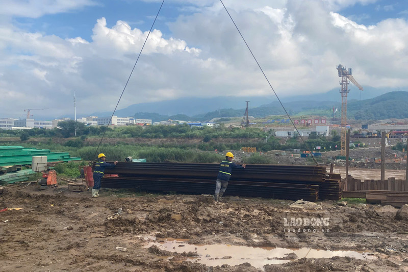 Đội ngũ kỹ sư, công nhân xây dựng miệt mài thi công cầu biên giới tại Lào Cai dịp Quốc khánh. Ảnh: Đinh Đại