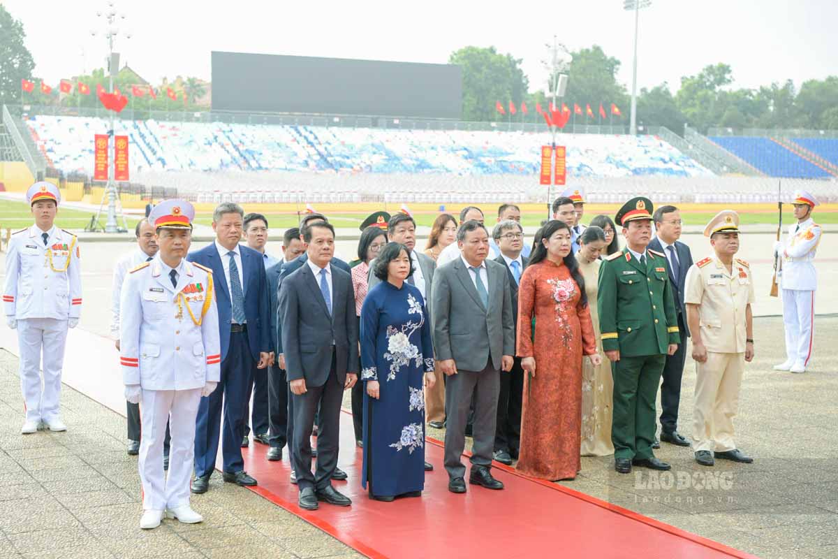 Đoàn đại biểu TP Hà Nội đặt vòng hoa và vào Lăng viếng Chủ tịch Hồ Chí Minh. Ảnh: Hải Nguyễn