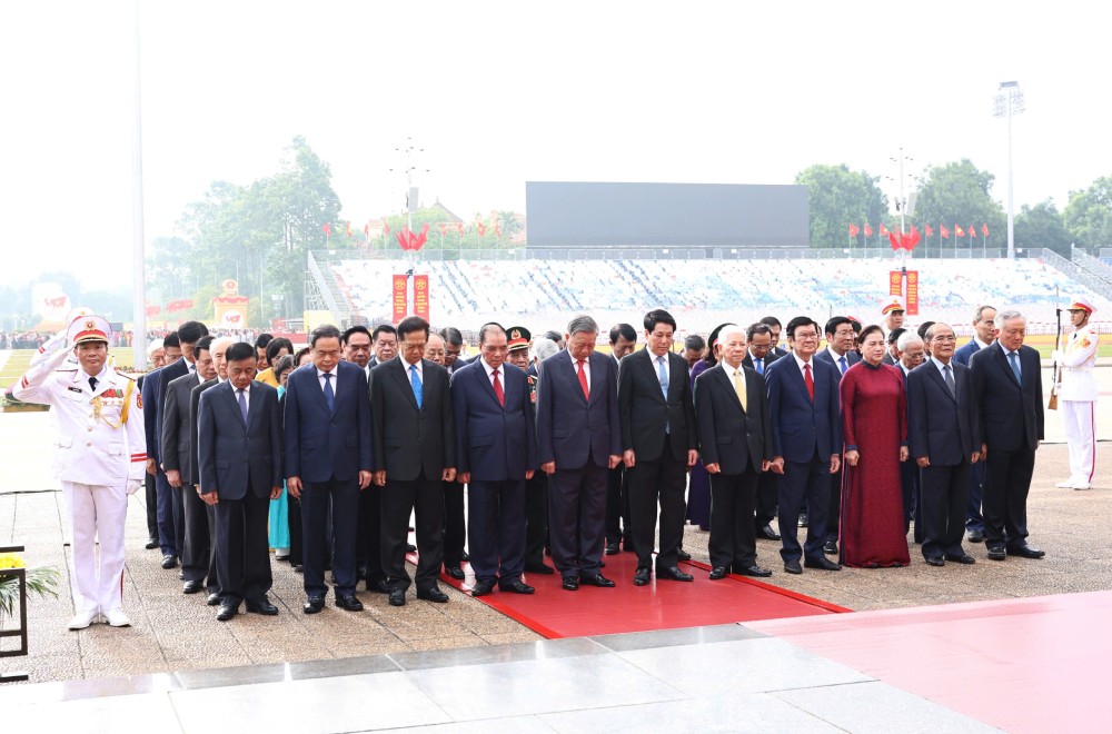 Đoàn đại biểu lãnh đạo, nguyên lãnh đạo Đảng, Nhà nước tưởng nhớ công lao to lớn của Chủ tịch Hồ Chí Minh. Ảnh: Hải Nguyễn