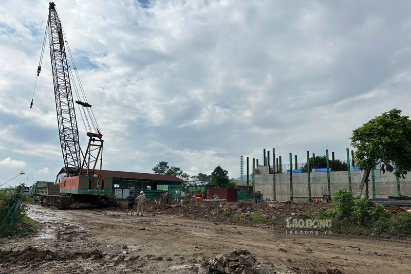 Các thiết bị hạng nặng vận chuyển nguyên vật liệu và cấu kiện thi công cầu. Ảnh: Đinh Đại