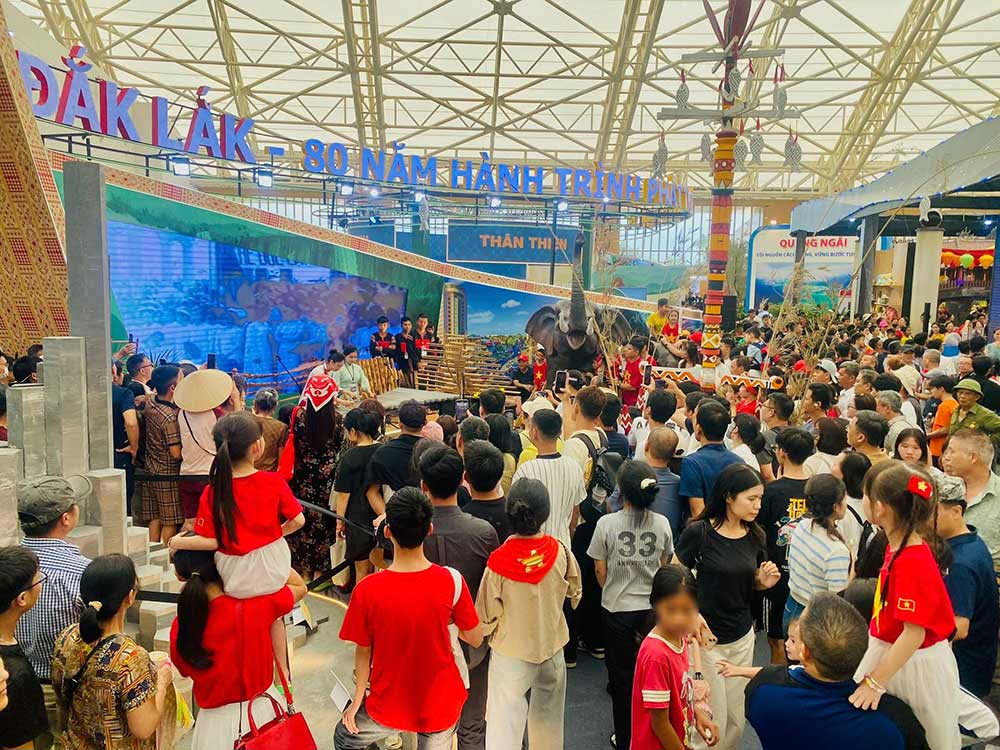 Không gian triển lãm của tỉnh Đắk Lắk chật kín khách tham quan và trải nghiệm các hoạt động văn hóa, trình diễn nghệ thuật và nghề truyền thống, giới thiệu đặc sản... Ảnh: Trung tâm Văn hóa - Du lịch tỉnh Đắk Lắk