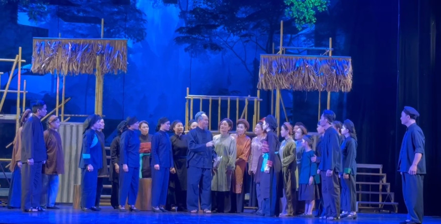 Vở cải lương 'Từ Việt Bắc về Hà Nội' khắc họa hình tượng Hồ Chí Minh toát lên những vẻ đẹp rất đỗi giản dị, ấm áp. Ảnh: HA.