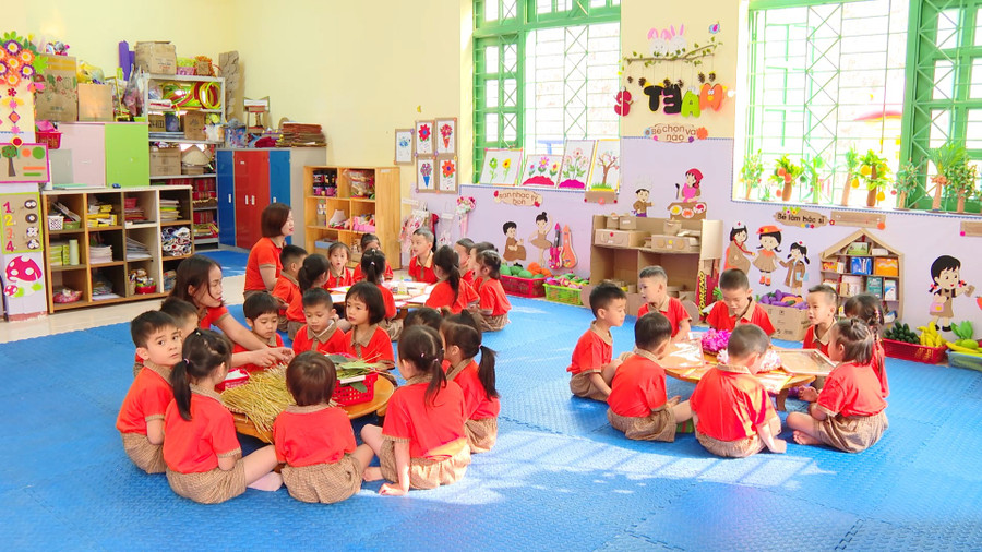 Giáo dục đang trở thành sức bật mạnh mẽ, tạo nền tảng bền vững để các địa phương trong tỉnh Điện Biên tự tin cán đích nông thôn mới vào năm 2030. chieng-sinh-gd.jpg